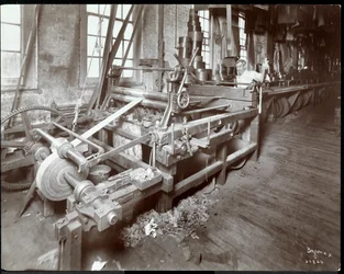 Interieur van een man die werkt met leer bij de New York Leather Belting Co., New York, 1906